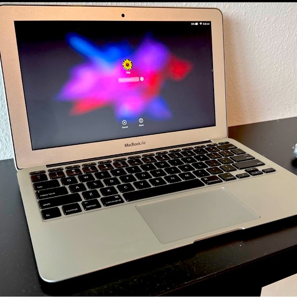 MacBook Air - Picture 1 of 8
